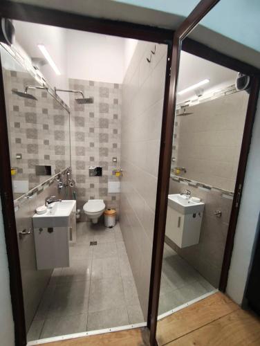 Koupelna v ubytování Stylish apartment, top center with private Sauna