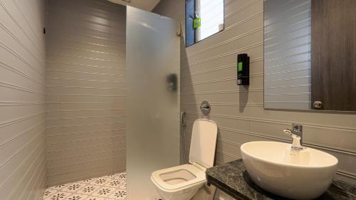 Koupelna v ubytování Magnus Vosiv Suites Kalyani Nagar