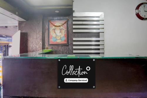 Un mostrador en una tienda con un letrero. en Collection O Bank More Dhanbad Formerly Hotel Sri Ganesh Ji, en Dhanbād