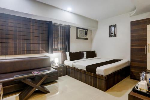 Ένα ή περισσότερα κρεβάτια σε δωμάτιο στο Collection O Bank More Dhanbad Formerly Hotel Sri Ganesh Ji