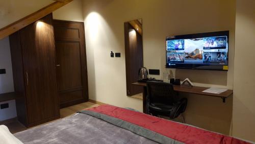 โทรทัศน์และ/หรือระบบความบันเทิงของ Yarrows, Narkanda, A boutique stay