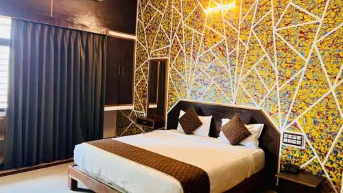 KālvādiAdvaitha Serenity Resorts的带床和彩色墙壁的卧室