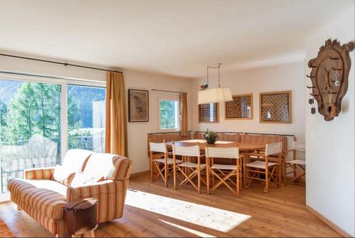 een keuken en eetkamer met een tafel en stoelen bij Chesa Saura in Ponte