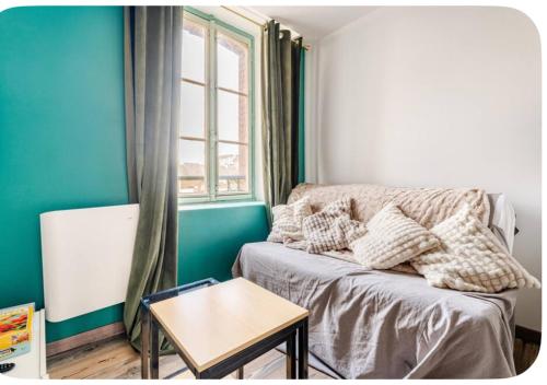 a living room with a couch and a table at Joli appartement neuf au centre de Rennes in Rennes
