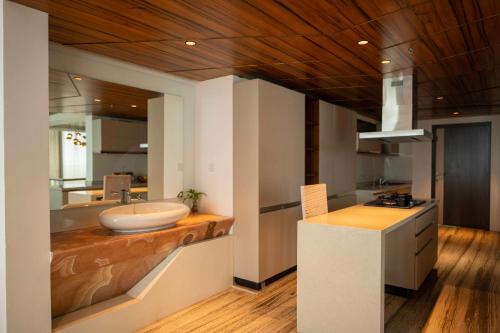Η κουζίνα ή μικρή κουζίνα στο MARINE DRIVE - BEACH FRONT LUXURY PENTHOUSE by NIOTEL
