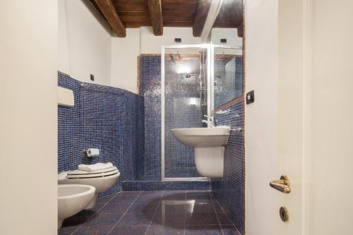 een badkamer met toilet en wastafel bij Apartment CastellONE with Pool in Lazise
