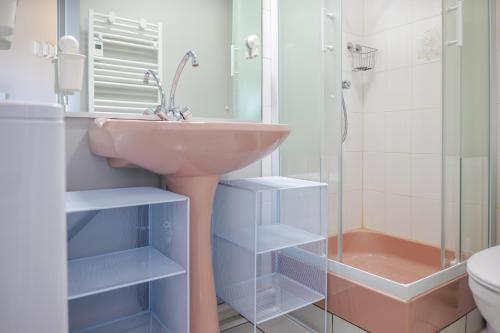 a bathroom with a sink and a shower at Appartement cœur de ville avec balcon - 3 personnes in Les Sables-dʼOlonne