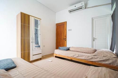 Postel nebo postele na pokoji v ubytování Villa Mulia Sedayu