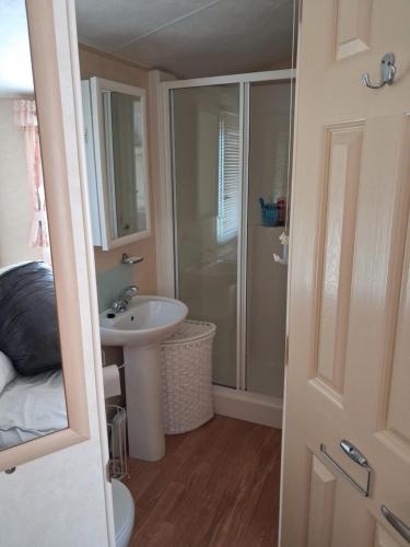 un baño con ducha y lavabo en Astounding Sea Views, en Bembridge