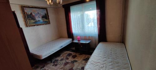 a small room with a bench and a window at Apartament Bozias Muncitori in Tîrnăveni