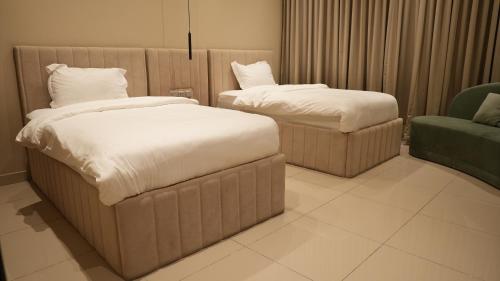 Ένα ή περισσότερα κρεβάτια σε δωμάτιο στο مجمع نوفولي