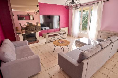 TV a/nebo společenská místnost v ubytování Maison spacieuse avec jardin