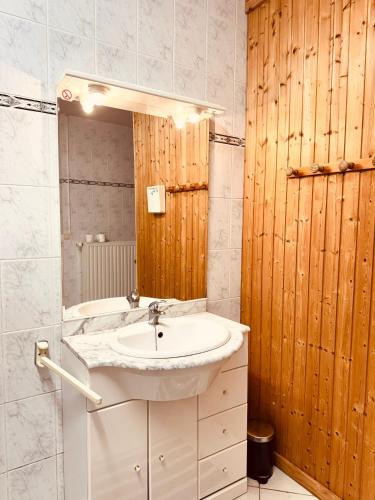 a bathroom with a sink and a mirror at Au petit Clocher - vakantiehuis Ardennen in Ferrières