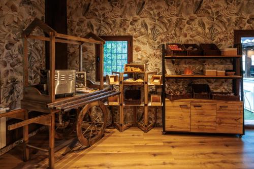 クエンカにあるHotel Resort Cueva del Fraileのカートと壁紙が貼られた壁のある部屋