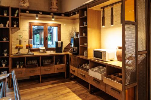 クエンカにあるHotel Resort Cueva del Fraileのシンクと電子レンジ付きのキッチン