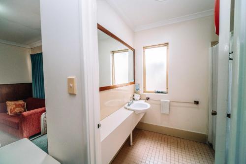 un baño con lavabo y espejo en Augusta's Georgiana Molloy Motel, en Augusta