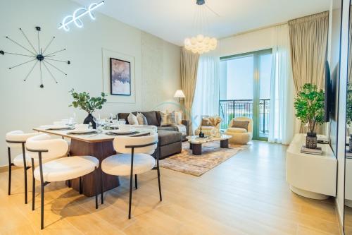 Seafront 2BR, Within Walking Distance to La Mer Beach, Short Drive Away from Mercato Mall, La Sirene Building 2, La Mer by Deluxe Holiday Homes