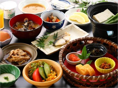 Jídlo v ryokanu nebo okolí