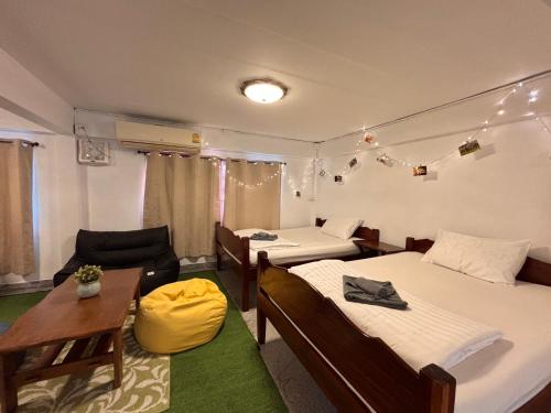 เตียงในห้องที่ Chomklong Experience