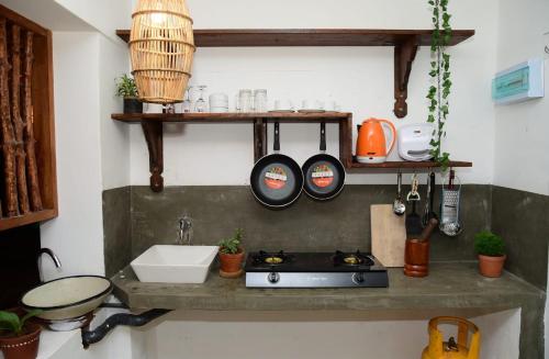 eine Küche mit einer Theke mit einer Spüle und einem Herd in der Unterkunft Susu Eco Villa in Talpe