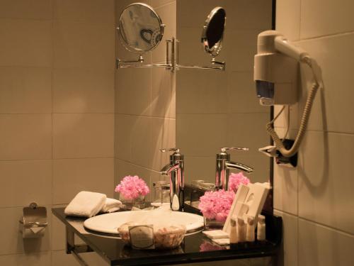 Bilik mandi di Cherry Maryski Hotel