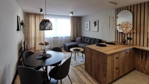 een woonkamer met een bank en een tafel bij Apartament Opawska 2 in Gliwice