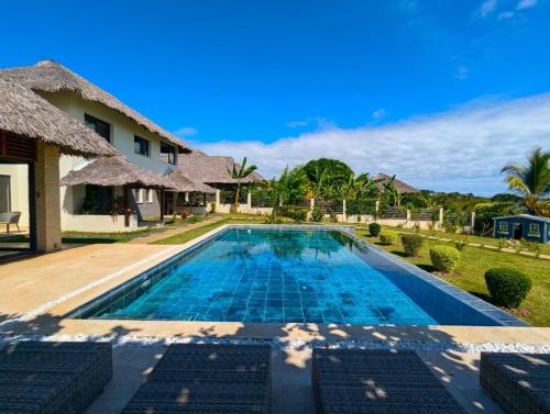 Πισίνα στο ή κοντά στο Beachfront Luxury Villa with Infinity Pool