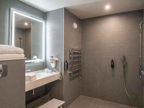 un baño con ducha y lavabo en ibis Styles Ajaccio Napoleon, en Ajaccio