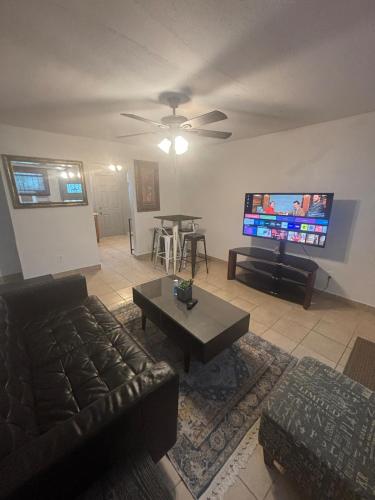 Una sala de estar con un sofá y un televisor de pantalla plana. en Private Cozy Apartment, en Jacksonville