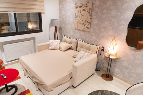 a living room with a white couch and a table at Pause parfaite in El Aouina Station