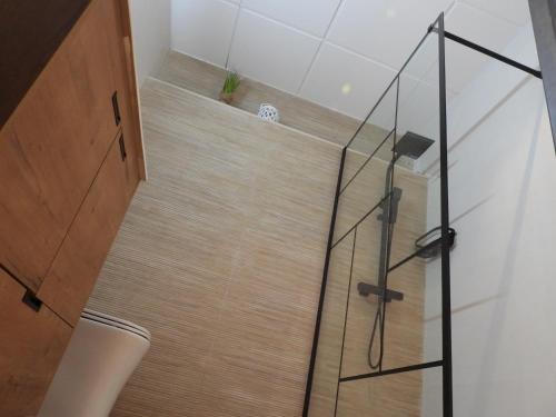 a glass shower in a room with a staircase at Apartamento Turístico Vasco Núñez de Balboa in Jerez de los Caballeros