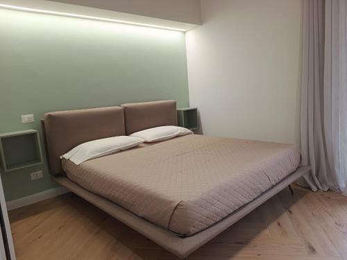 a bed with two pillows on it in a room at Appartamento in centro in Termoli