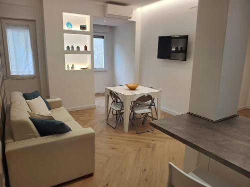 a living room with a couch and a table at Appartamento in centro in Termoli