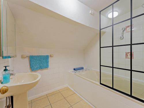 a bathroom with a sink and a bath tub at 2 Bed in Machynlleth 93078 in Cemmaes