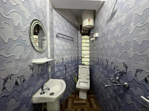 un baño con lavabo e inodoro en Nembang Family homestay, en Darjeeling