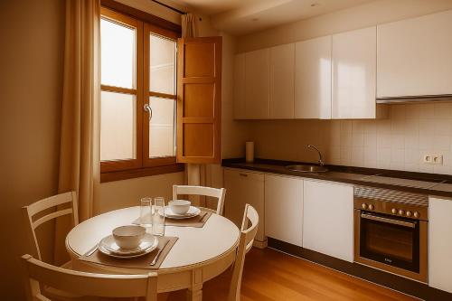 a kitchen with a table and chairs and a table and a table and a kitchen at Smartmonki Sinagoga in Toledo