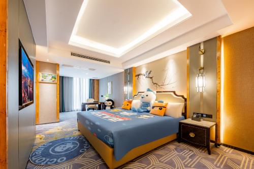 a bedroom with a large bed in a room at 上海浦天美泊酒店 in Shanghai