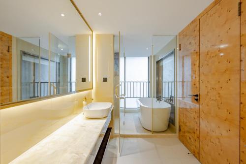 a bathroom with two sinks and a bath tub at 上海浦天美泊酒店 in Shanghai