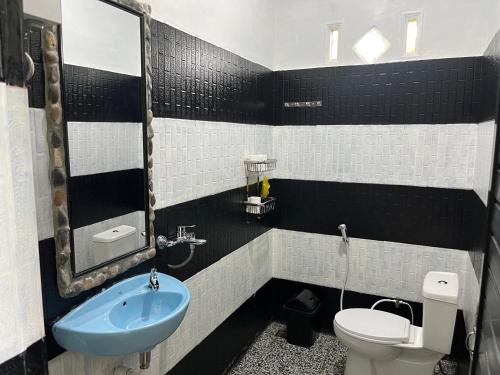 Ένα μπάνιο στο D'CELVIN LODGES Bukit Lawang