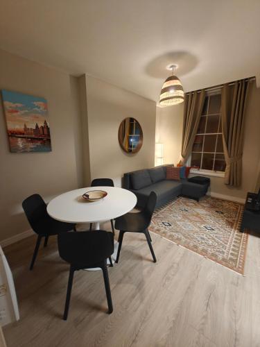 Victoria's Bright Georgian Apartment photo 16
