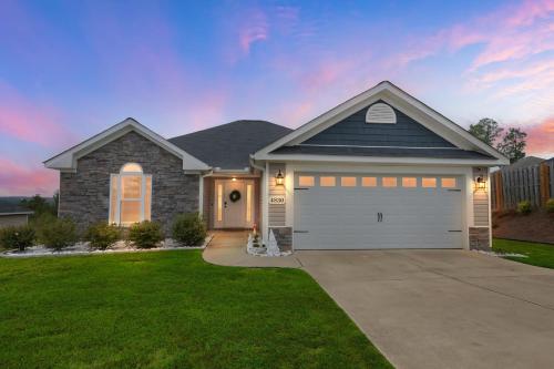 WarrenvilleにあるPeaceful Family Retreat Near Augusta homeの庭のガレージ付き家