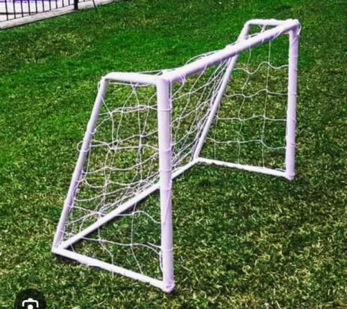 bramka do piłki nożnej z siatką na trawie w obiekcie Mathieu w mieście Lomé