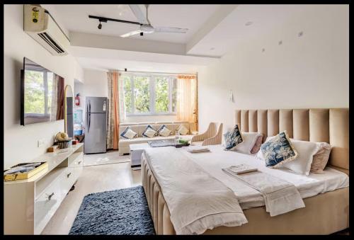 Un dormitorio con una cama grande y una sala de estar. en The LUTF, en Nueva Delhi