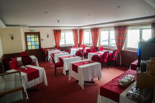 Un restaurante o sitio para comer en Logis Hotel Spa Restaurant Au Site Normand