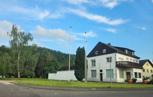 コンツにあるRuheoase in Konz-Könenの道路脇白屋