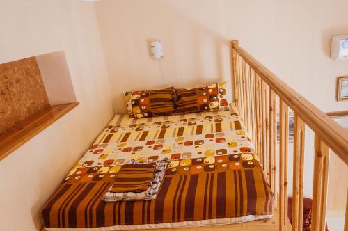 eine kleine Treppe mit einem Bett in einem Zimmer in der Unterkunft Apartment Na Shevchenka 3 in Lwiw