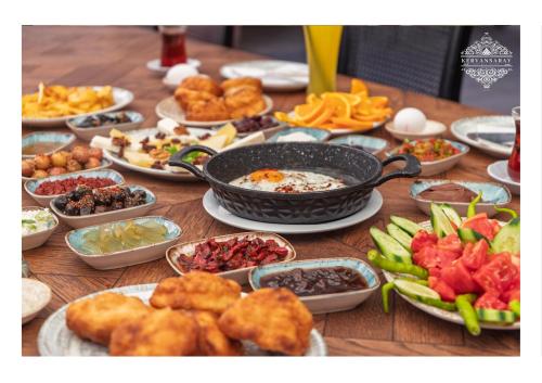 uma mesa com um monte de comida nela em Kervansaray Antique Hotel em Cesme