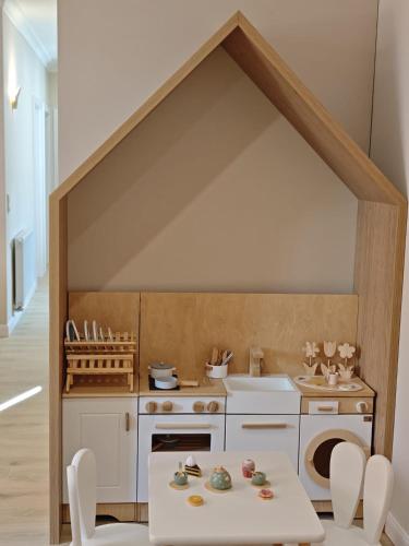 クラクフにあるRed Roof Apartments Old Townのテーブルとコンロのあるキッチン