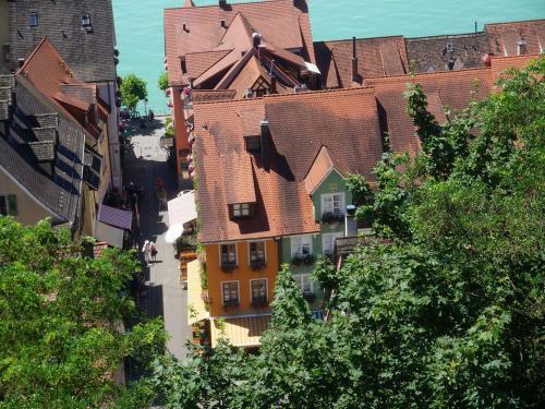 una vista sul tetto di una città con edifici e alberi di Pension Ins Fischernetz - Mäntele a Meersburg
