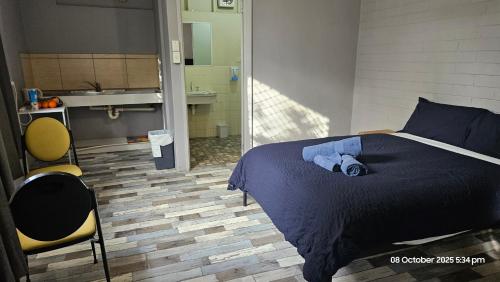 ミルデューラにあるSunraysia Staysのベッドとバスルームのある寝室